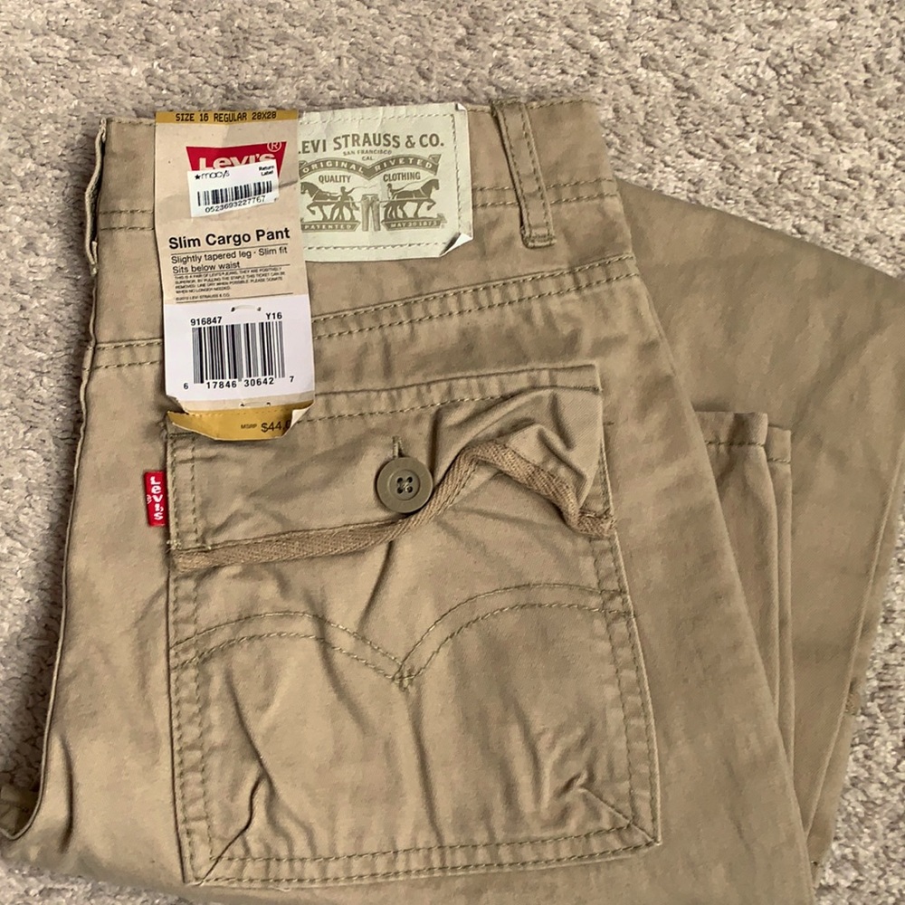 NWT Levi slim cargo pant. Size 16 28x28